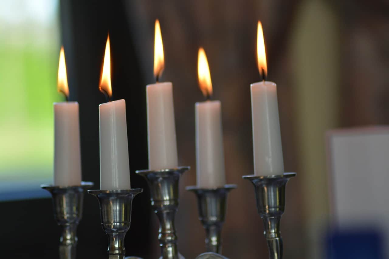 מה עדיף – פמוטי נרות מפלסטיק או מכסף?